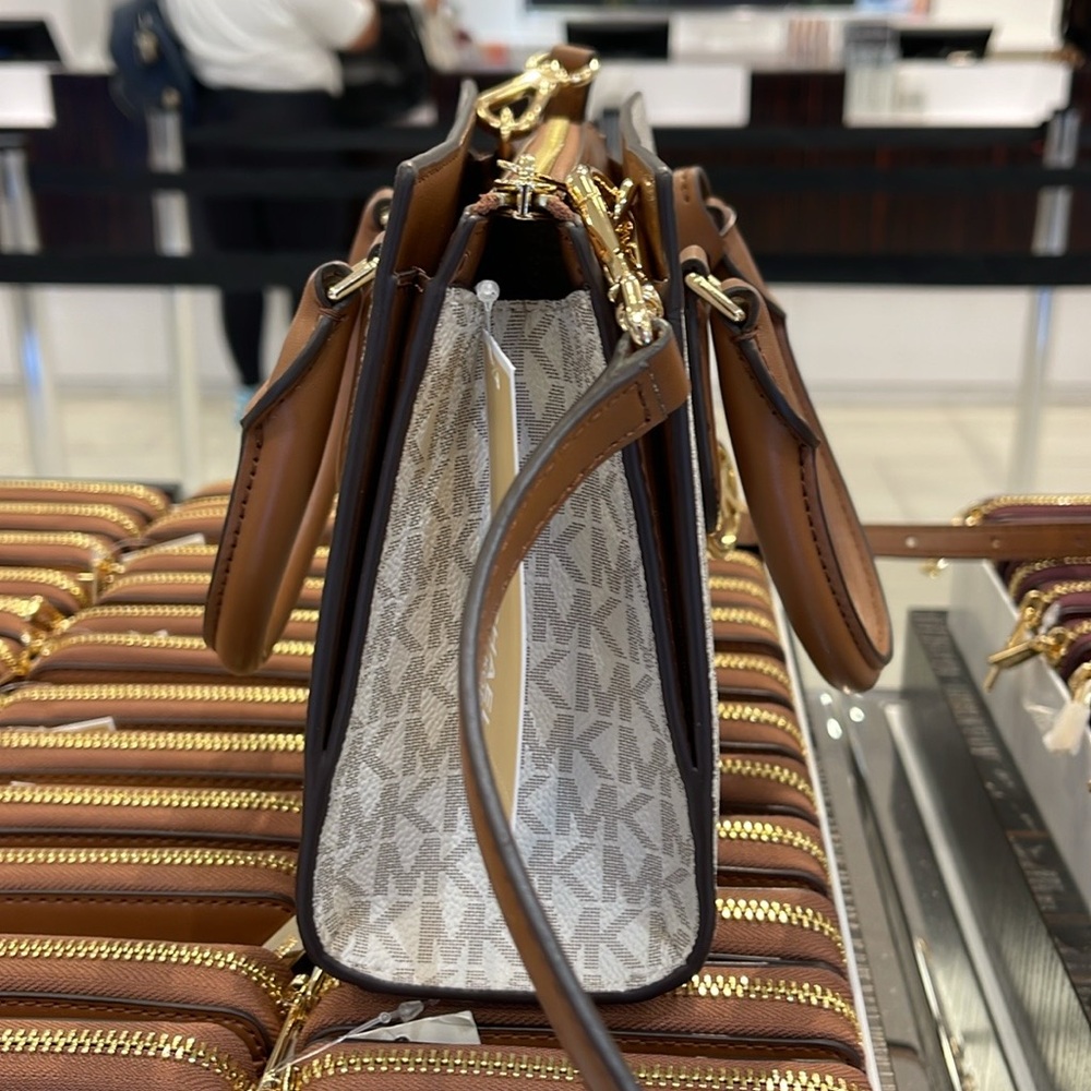 Michael Kors Small Sheila Satchel Crossbody
Vanilla 
NWT - Picture 3 of 16